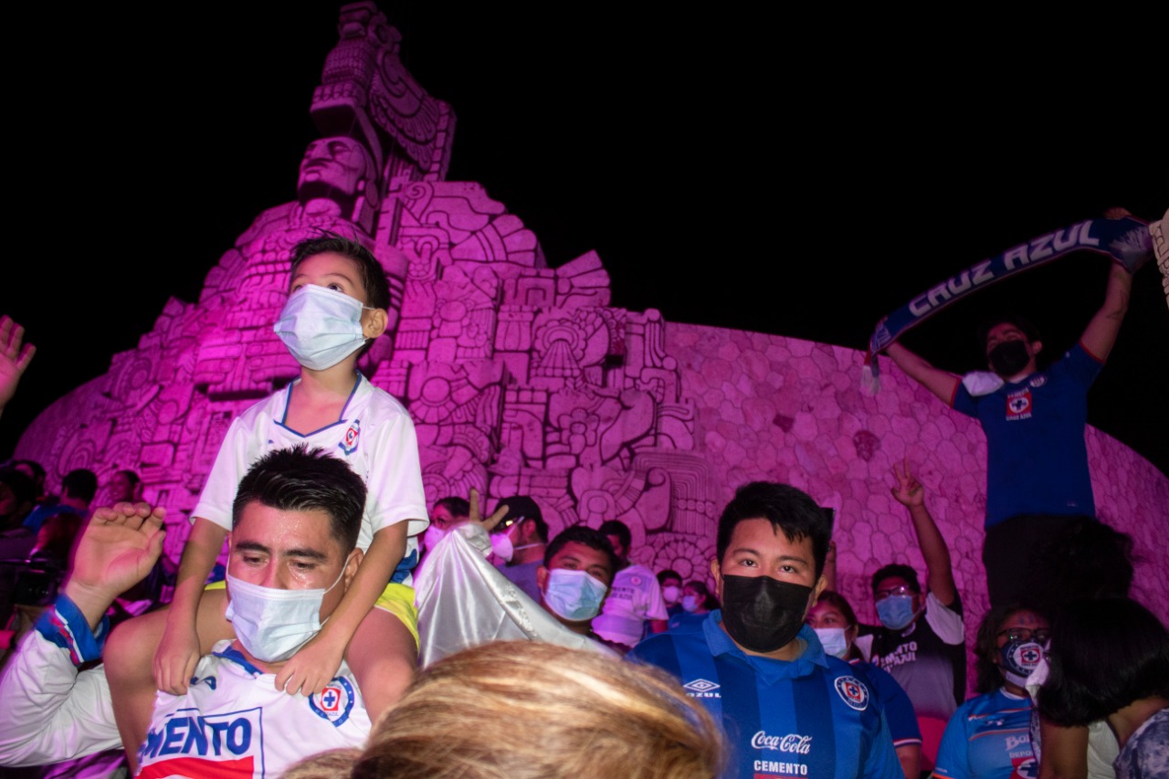 Afición meridana festeja victoria del Cruz Azul en Monumento a la Patria